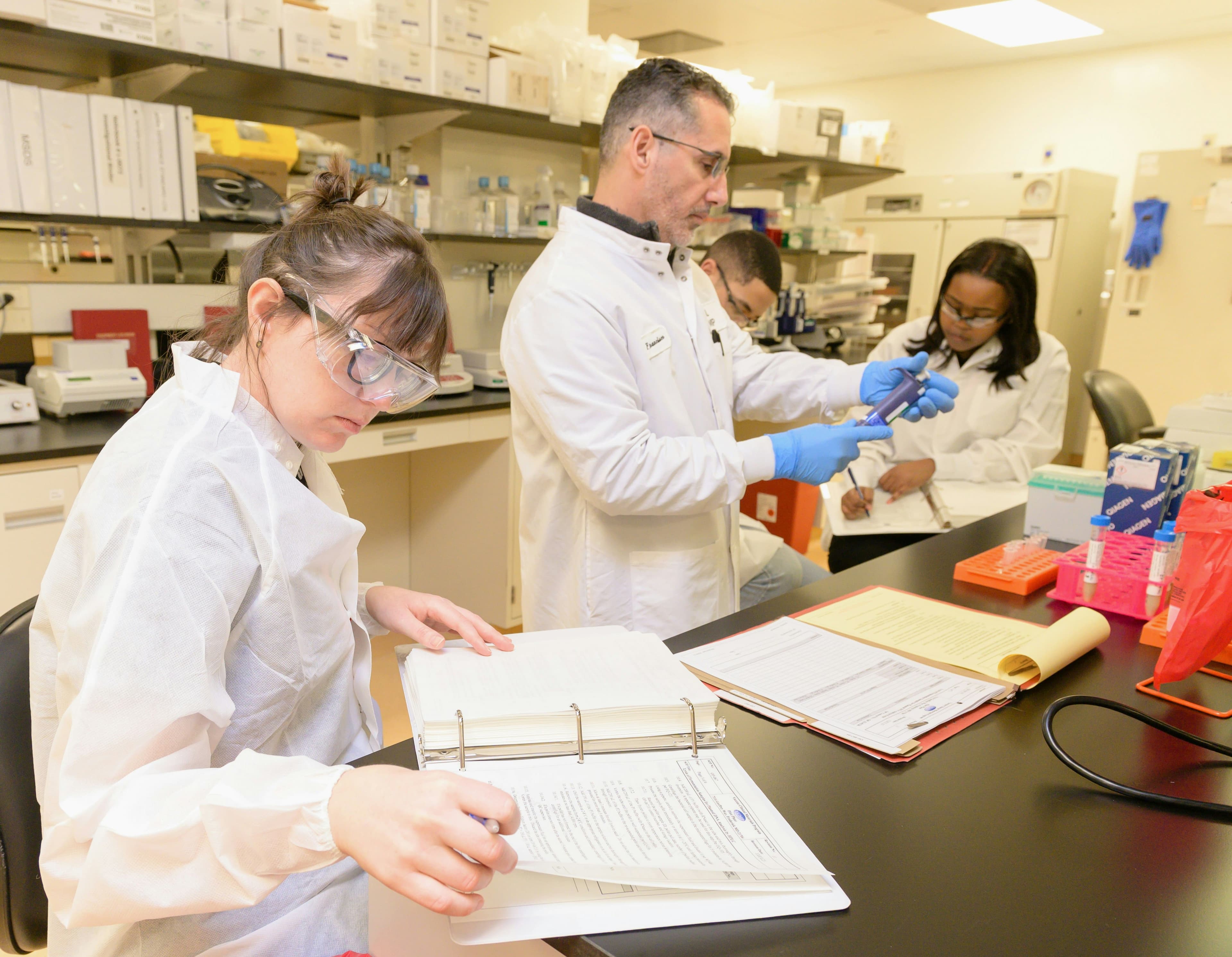 Équipe de recherche en laboratoire